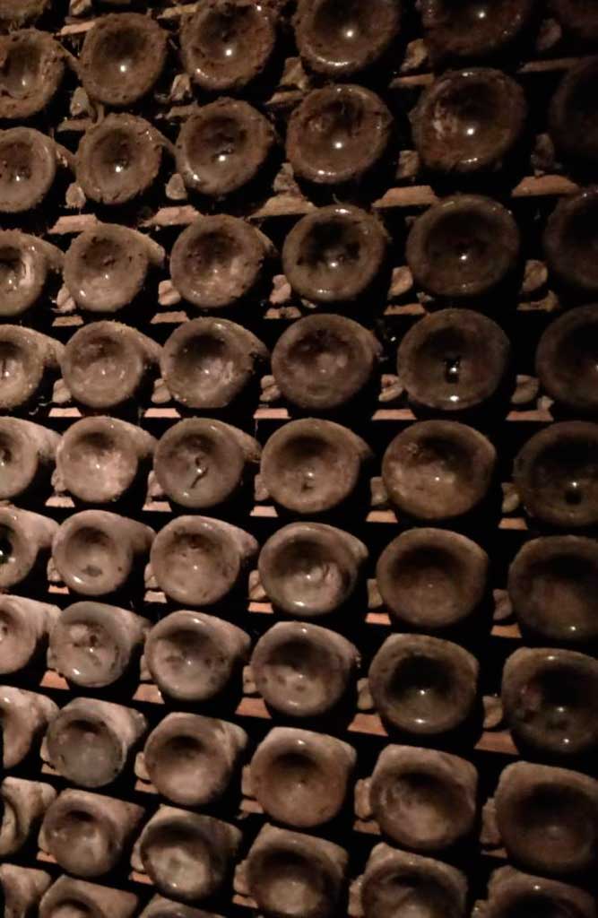 Botellas almacenadas en las bodegas del Penedès 